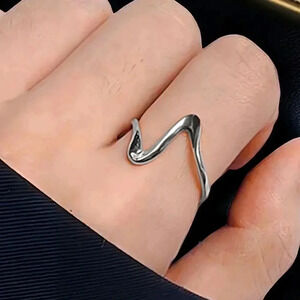 🆕️18K Gold Plated Adjustable Wavy Dainty Minimalist Ring - Fits Sizes 6-9 ✨